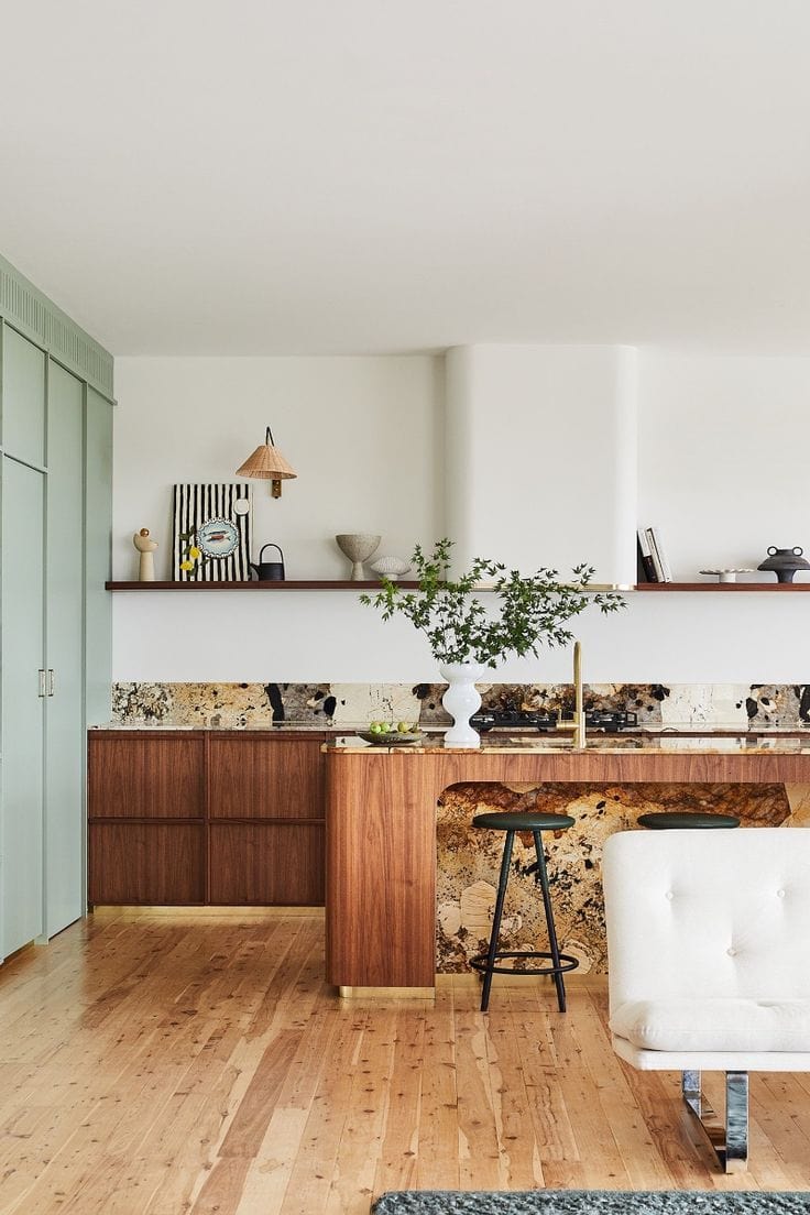 d&eacute;couvrez les tendances et innovations de la cuisine en 2025 : mat&eacute;riaux modernes, design intelligent, &eacute;quipements connect&eacute;s et astuces pour optimiser votre espace culinaire.