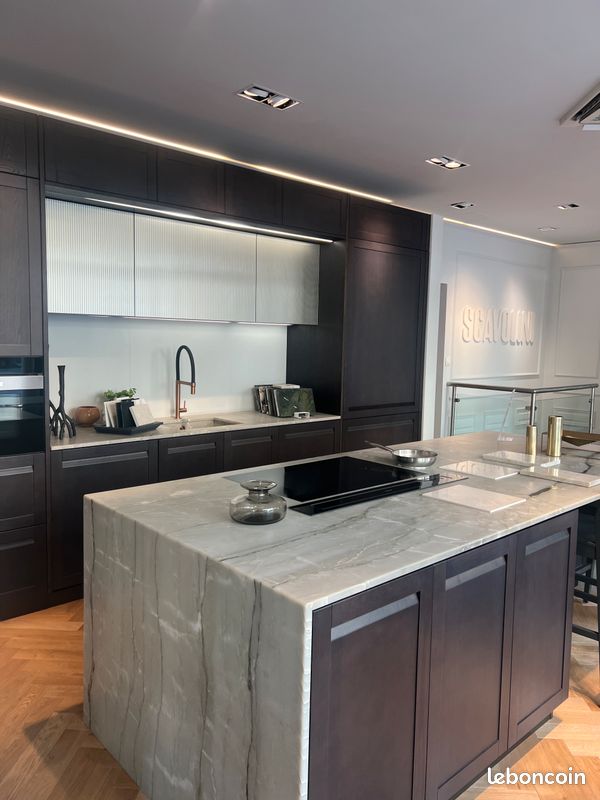 d&eacute;couvrez une cuisine design sur mesure &agrave; paris 17, alliant &eacute;l&eacute;gance, modernit&eacute; et fonctionnalit&eacute;. profitez d&rsquo;un accompagnement personnalis&eacute; pour cr&eacute;er la cuisine de vos r&ecirc;ves dans le 17ᵉ arrondissement.