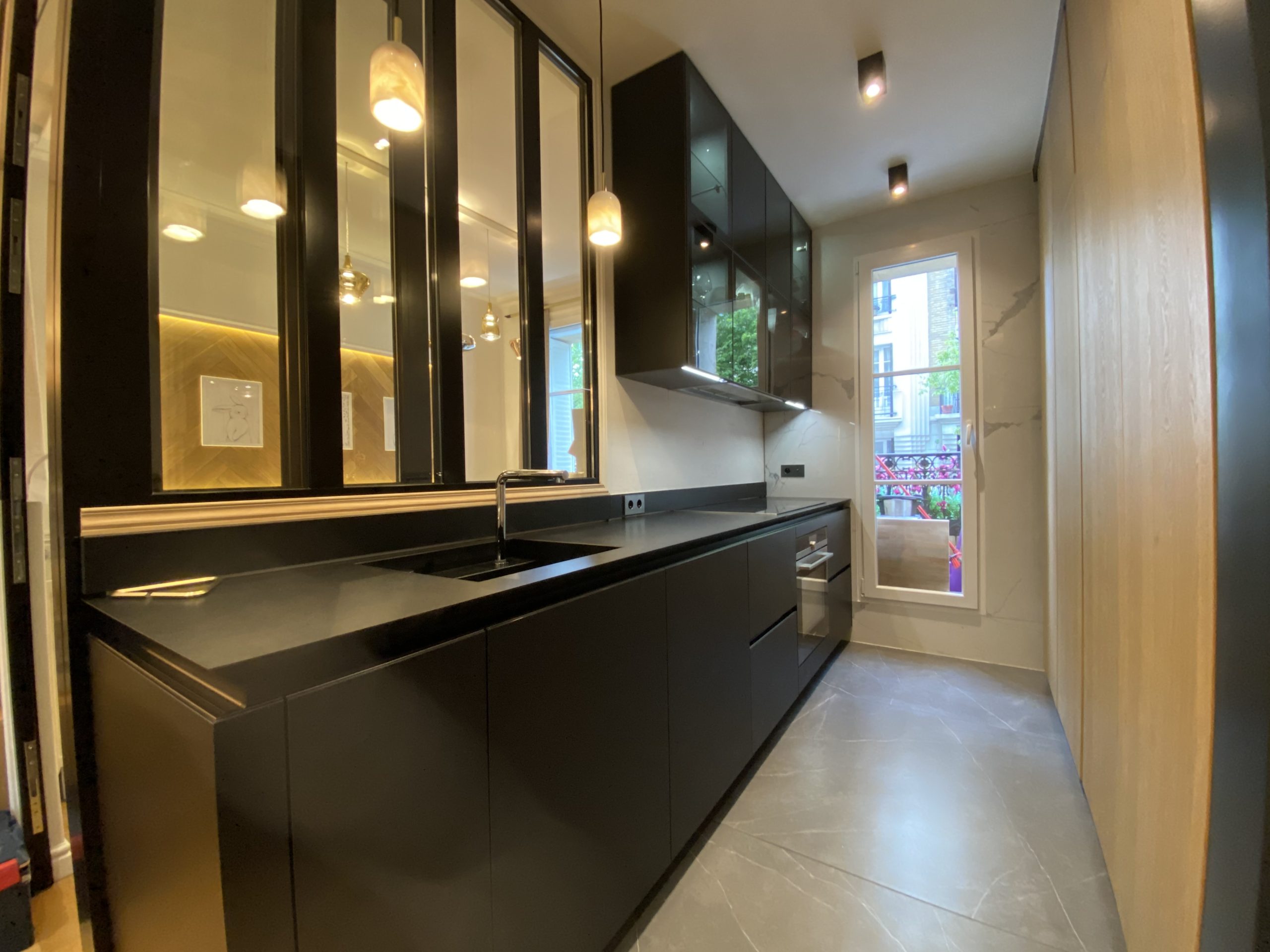 découvrez une cuisine spacieuse située dans le 17e arrondissement de paris, idéale pour cuisiner, recevoir et profiter d'un espace moderne et lumineux.