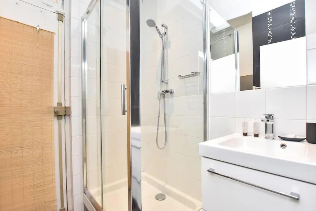 d&eacute;couvrez nos solutions de douche design &agrave; paris 17e : conception sur-mesure, mat&eacute;riaux haut de gamme et installation professionnelle pour une salle de bain moderne et &eacute;l&eacute;gante.