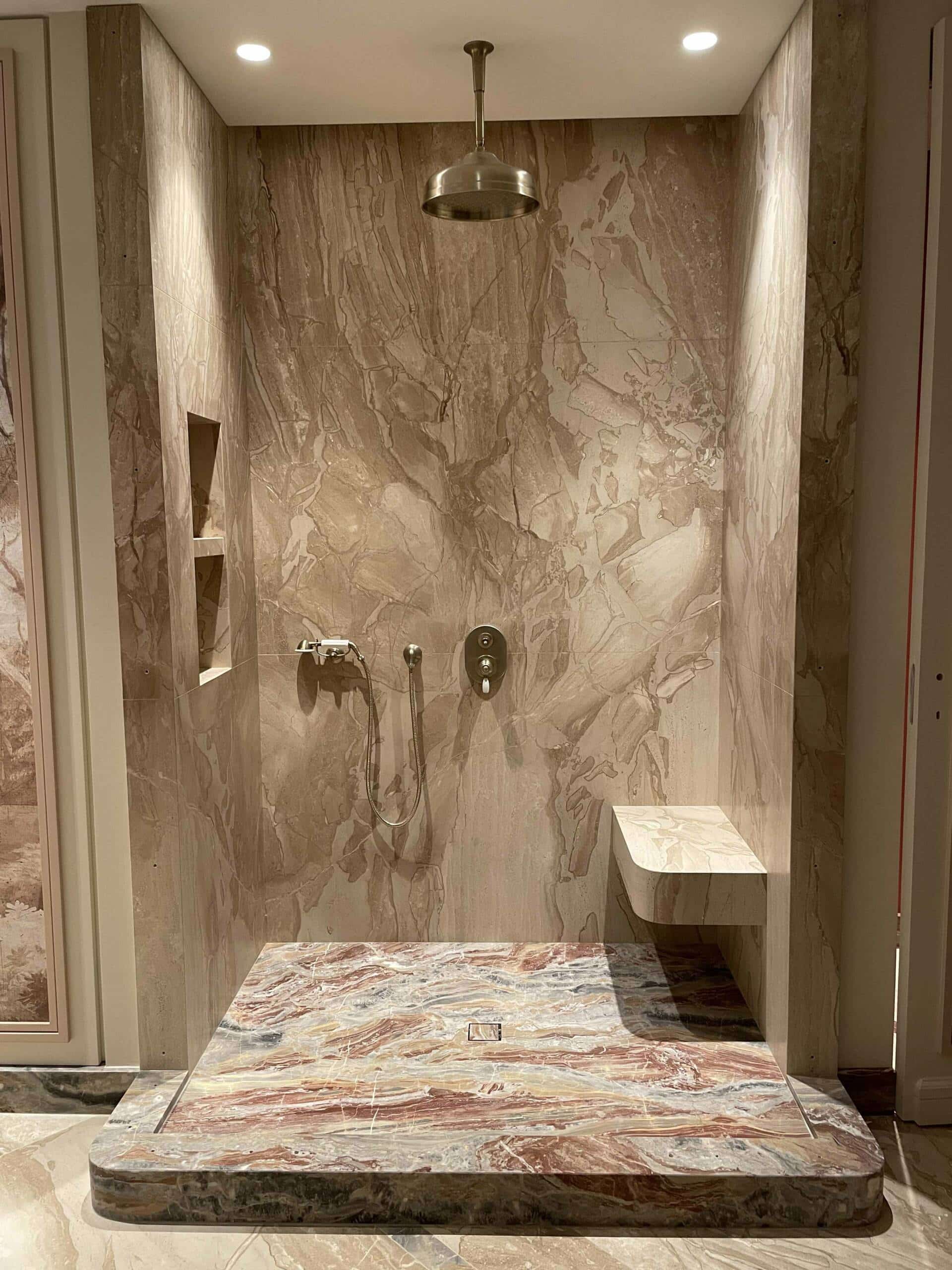 découvrez des douches design sur-mesure à paris 17e : matériaux haut de gamme, solutions personnalisées et installation professionnelle pour sublimer votre salle de bain.