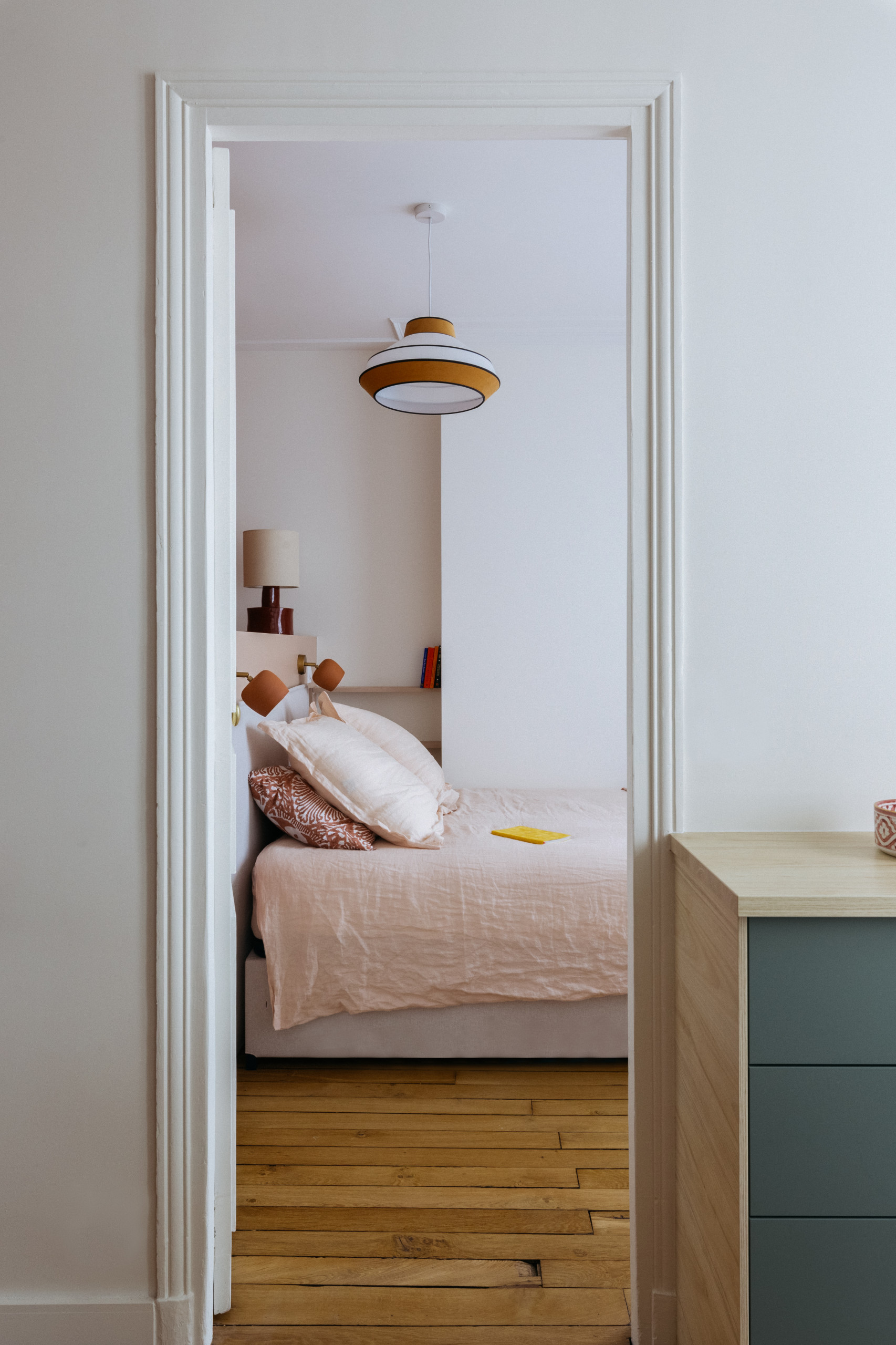 d&eacute;couvrez notre peinture de qualit&eacute; batignolles, id&eacute;ale pour sublimer vos murs avec des finitions durables et &eacute;l&eacute;gantes. large choix de teintes, conseils personnalis&eacute;s et produits haut de gamme pour tous vos projets de d&eacute;coration.