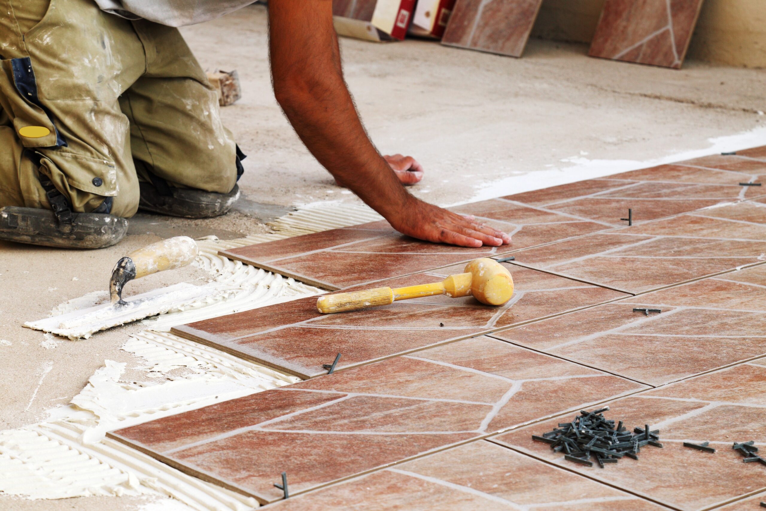 découvrez le prix du carrelage au m² : conseils, types de carrelages, facteurs qui influencent le tarif, et astuces pour réussir votre projet de pose de carrelage au meilleur coût.