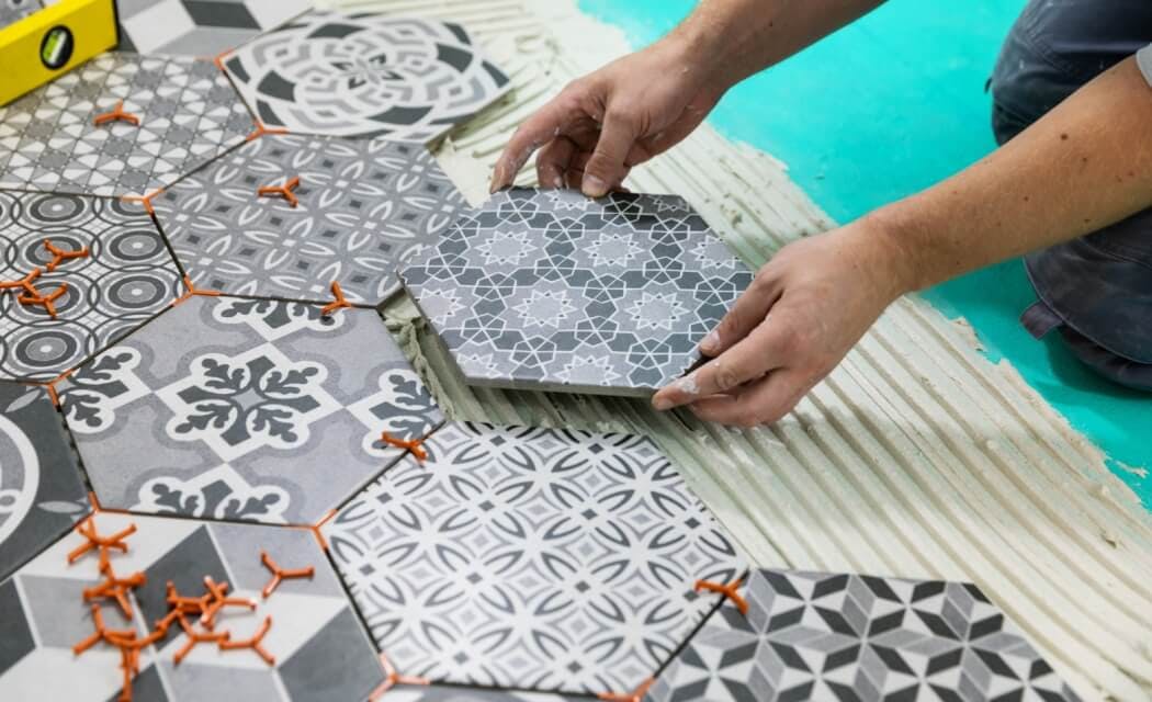 d&eacute;couvrez les tarifs 2025 au m2 pour un carreleur &agrave; paris : prix moyens, facteurs influen&ccedil;ant le co&ucirc;t, conseils pour bien choisir votre professionnel et estimer votre budget de pose de carrelage.