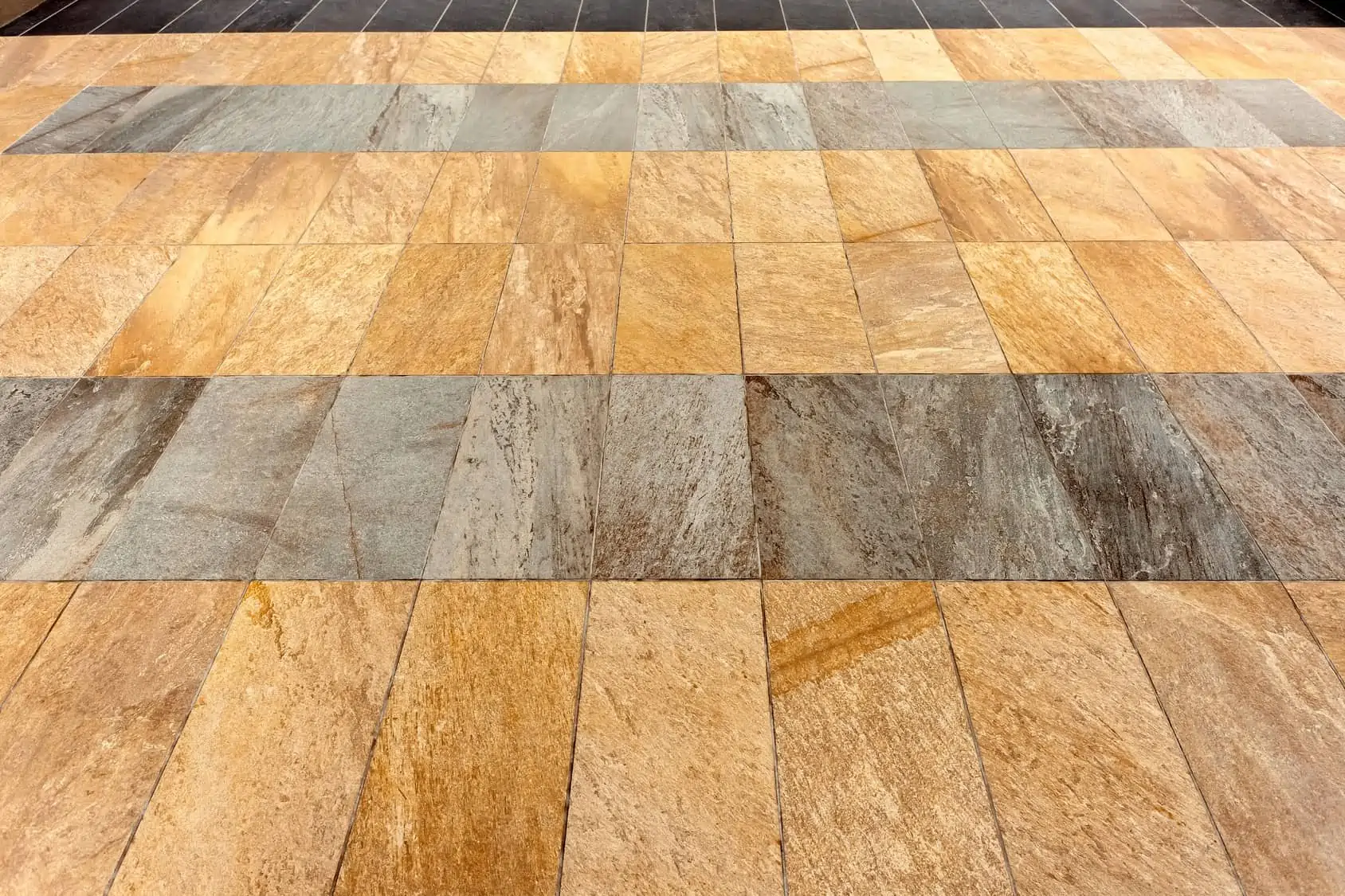 d&eacute;couvrez les prix pour la pose de carrelage au m&sup2;, les facteurs qui influencent le tarif, et obtenez des conseils pour estimer le co&ucirc;t de vos travaux de carrelage.