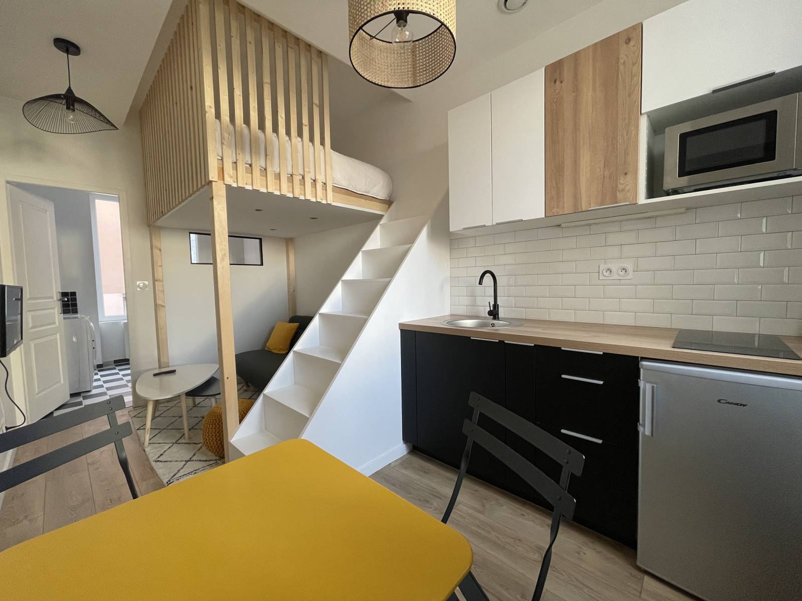 découvrez la rénovation élégante d'un appartement 3 pièces situé dans un immeuble du 17ème siècle, alliant charme de l'ancien et confort moderne. idéal pour les amateurs d'histoire et de design contemporain.