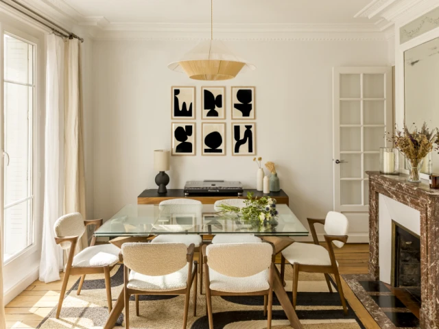 d&eacute;couvrez la r&eacute;novation &eacute;l&eacute;gante d&rsquo;un appartement 3 pi&egrave;ces au style haussmannien &agrave; paris 17. modernit&eacute; et charme de l&rsquo;ancien r&eacute;unis pour un int&eacute;rieur raffin&eacute; et confortable.