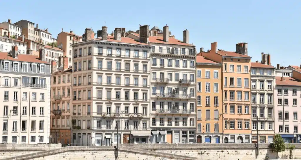vous souhaitez rénover votre appartement à lyon en 2025 ? découvrez nos conseils, idées et services pour réussir la rénovation de votre logement, optimiser votre espace et valoriser votre bien immobilier.