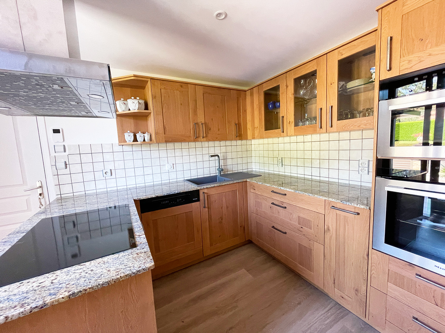 transformez votre cuisine dans le 75017 avec notre service de rénovation sur mesure. conseils personnalisés, matériaux de qualité et finitions soignées pour une cuisine moderne, fonctionnelle et à votre image.