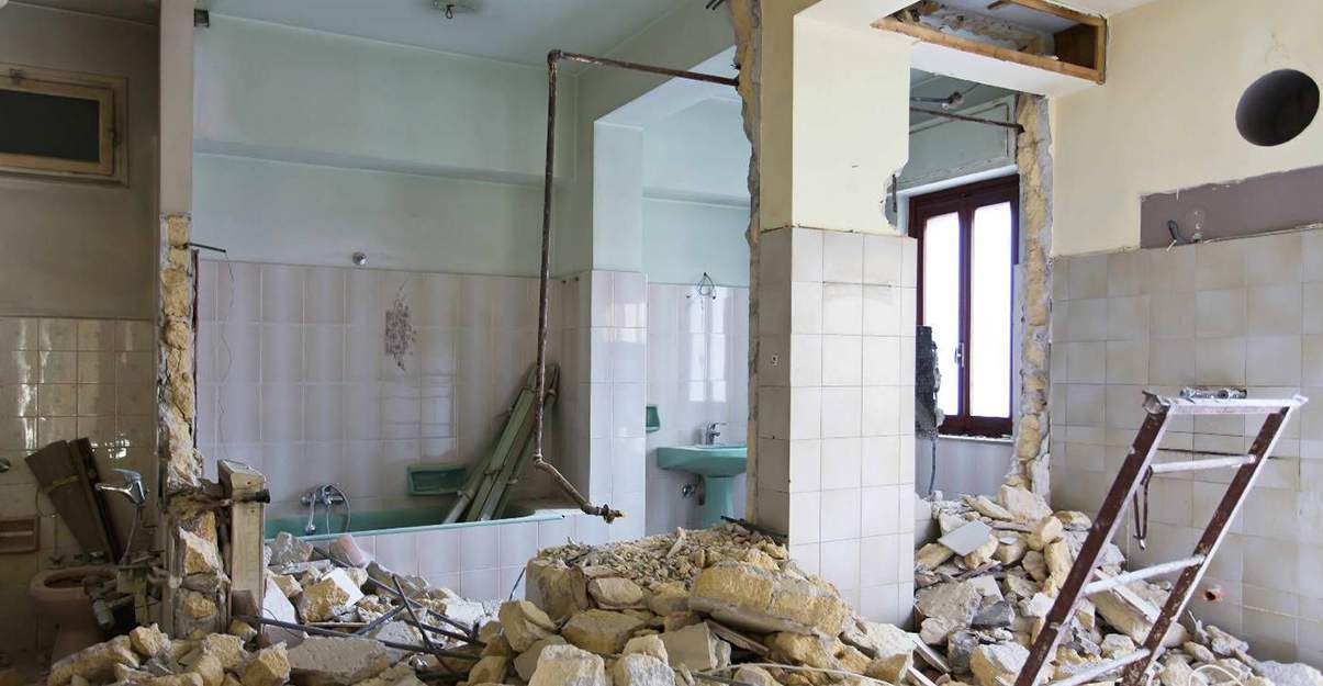 d&eacute;couvrez tous nos conseils et astuces pour r&eacute;ussir la r&eacute;novation de votre maison : &eacute;tapes cl&eacute;s, budget, choix des mat&eacute;riaux et accompagnement pour transformer votre int&eacute;rieur avec succ&egrave;s.