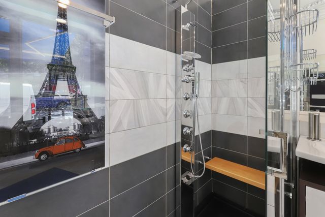 confiez la rénovation de votre salle de bain à paris 17 à des experts ! modernisation, optimisation de l’espace, installations haut de gamme. devis gratuit et conseils personnalisés.