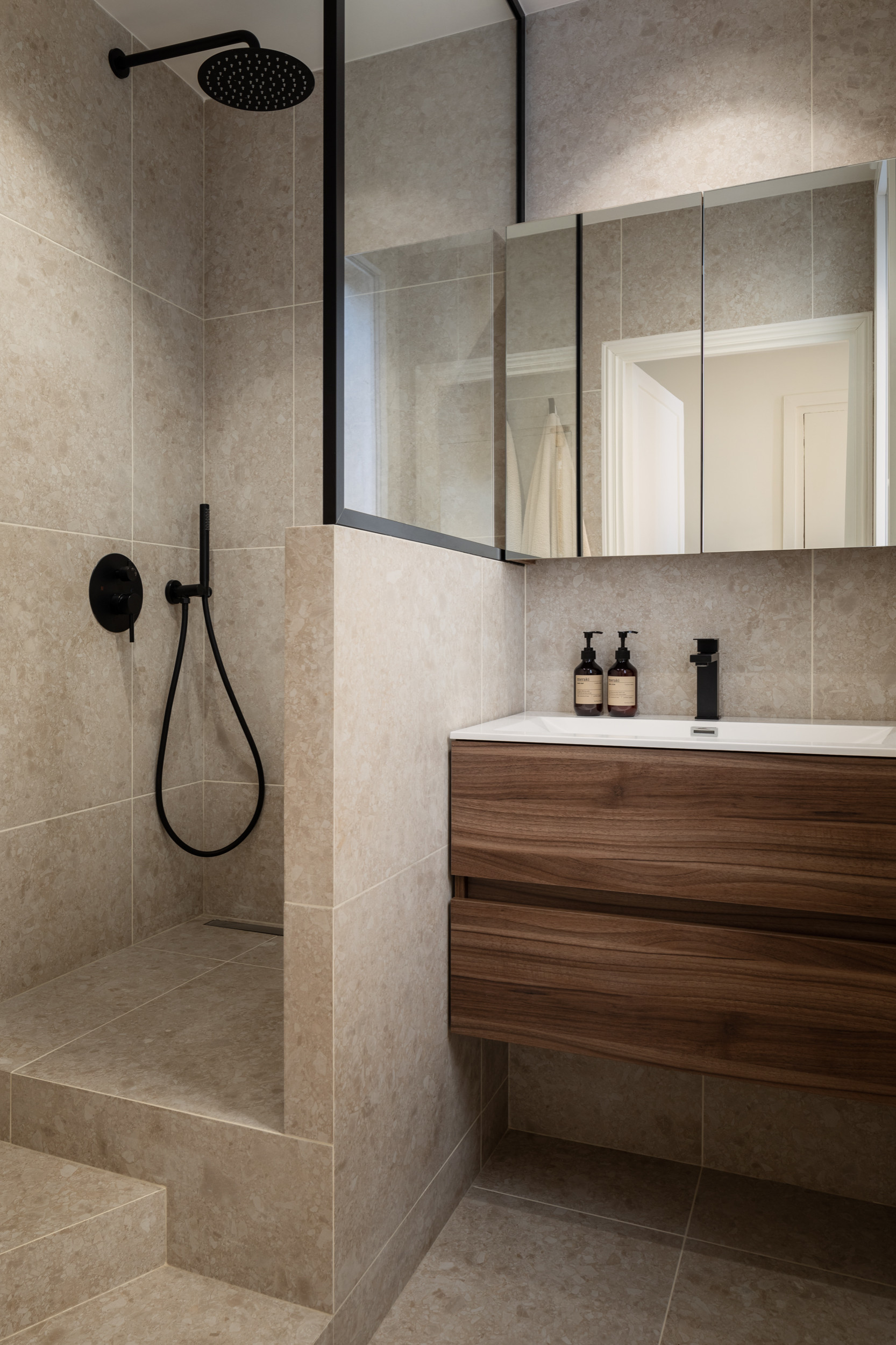 confiez la r&eacute;novation de votre salle de bain &agrave; ternes &agrave; des experts. profitez de services sur-mesure pour moderniser, am&eacute;nager et valoriser votre espace avec des mat&eacute;riaux de qualit&eacute; et des conseils personnalis&eacute;s.