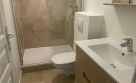 transformez votre salle de bains à paris 75017 grâce à notre service de rénovation sur mesure : conception moderne, matériaux de qualité et accompagnement professionnel pour un espace fonctionnel et élégant.