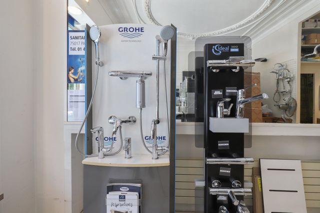 d&eacute;couvrez une salle de bain design &agrave; paris 17 : am&eacute;nagement sur-mesure, mat&eacute;riaux haut de gamme et conseils personnalis&eacute;s pour transformer votre espace en un lieu moderne et &eacute;l&eacute;gant.