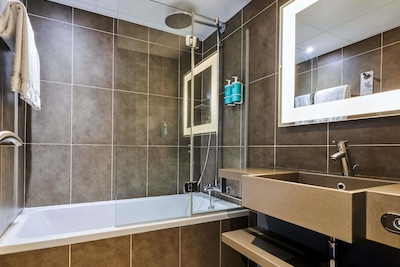 découvrez nos solutions pour concevoir ou rénover votre salle de bain à paris 17 : aménagements modernes, matériaux de qualité et conseils personnalisés pour un espace fonctionnel et élégant.