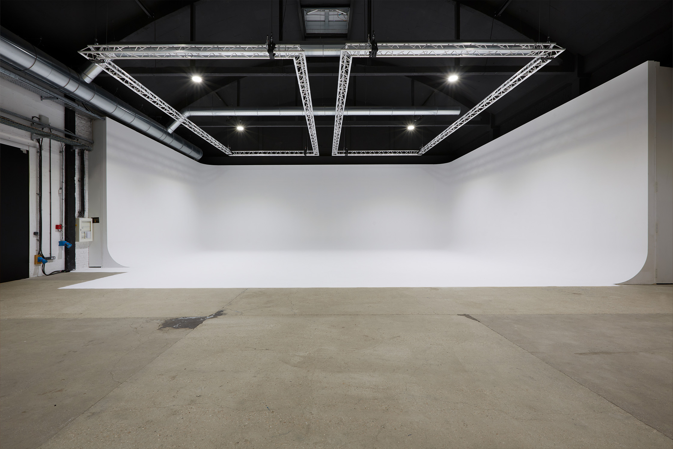 d&eacute;couvrez notre studio moderne, parfaitement &eacute;quip&eacute; pour r&eacute;pondre &agrave; tous vos besoins, que ce soit pour la musique, la photographie ou la cr&eacute;ation de contenus. profitez d