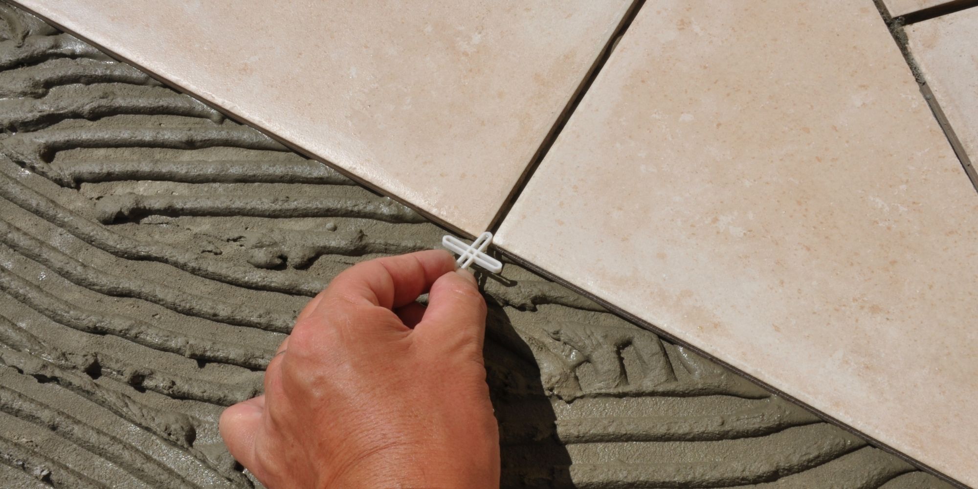 d&eacute;couvrez les tarifs au m2 pour la pose de carrelage : prix moyens, facteurs de variation, conseils pour bien estimer votre budget carrelage.