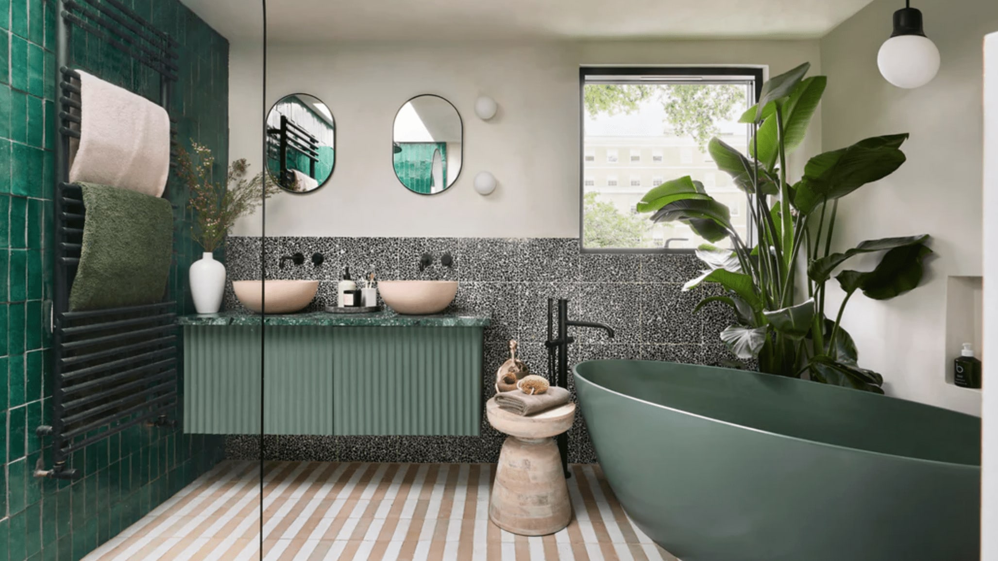 d&eacute;couvrez les tendances salle de bain 2025 : couleurs modernes, mat&eacute;riaux innovants et astuces d&eacute;co pour transformer votre espace en un lieu design et fonctionnel.