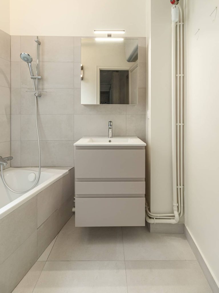 besoin de travaux pour votre salle de bain &agrave; paris 17 ? r&eacute;novation compl&egrave;te, modernisation ou am&eacute;nagement sur mesure, d&eacute;couvrez nos services professionnels pour une salle de bain &eacute;l&eacute;gante et fonctionnelle.