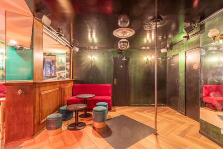 d&eacute;couvrez une ambiance chaleureuse inspir&eacute;e du 17e si&egrave;cle, m&ecirc;lant authenticit&eacute;, &eacute;l&eacute;gance et convivialit&eacute; pour un int&eacute;rieur raffin&eacute; et accueillant.