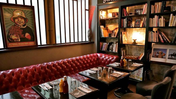 plongez dans une ambiance cosy au c&oelig;ur du 17&egrave;me arrondissement de paris : id&eacute;es d&eacute;co, inspirations et conseils pour transformer votre salon en un espace chaleureux et accueillant.