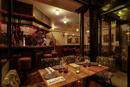 découvrez une ambiance cosy dans notre salon situé à paris 17 : un espace chaleureux et accueillant, idéal pour vous détendre et profiter d’un moment de bien-être unique.