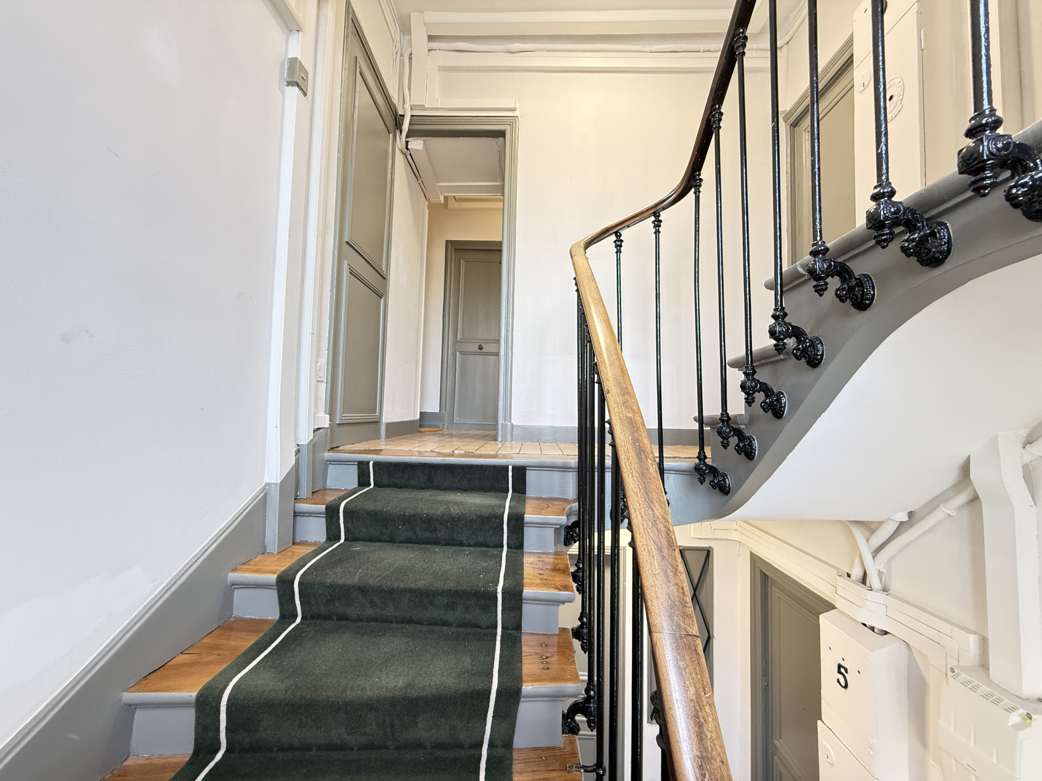 découvrez nos solutions d’aménagement intérieur à paris 17, spécialement conçues pour les primo-accédants. optimisez chaque mètre carré et créez un espace qui vous ressemble, accompagné par des experts locaux.