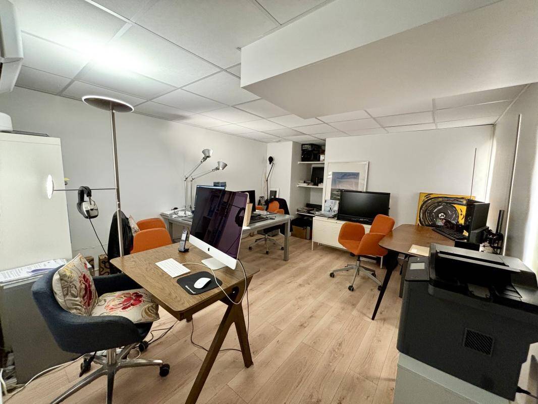 découvrez ce bureau situé dans un 2 pièces rénové au cœur du 17ème arrondissement de paris, idéal pour travailler dans un environnement moderne et confortable.