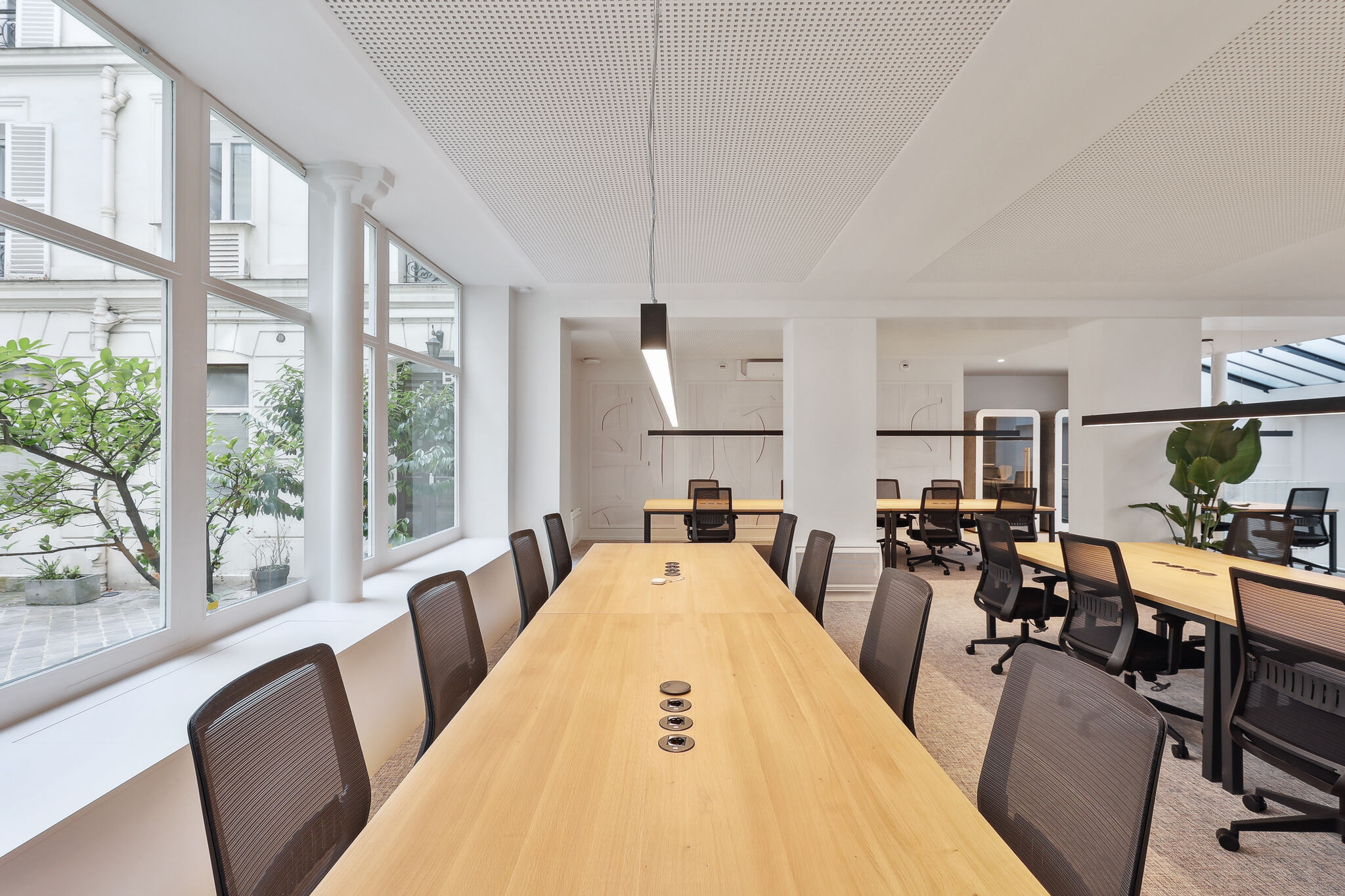 d&eacute;couvrez notre service de r&eacute;novation de bureaux &agrave; paris 17 : am&eacute;nagement sur mesure, optimisation des espaces et design moderne pour des locaux professionnels accueillants et fonctionnels.