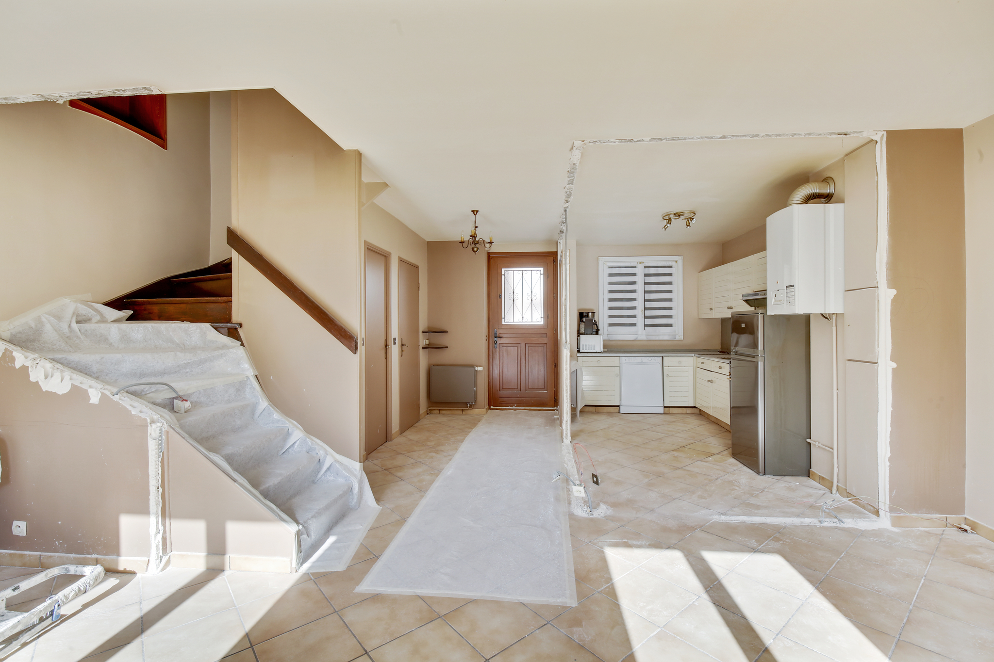 découvrez nos conseils pour bien choisir une entreprise de rénovation intérieure : critères de sélection, astuces pour comparer les professionnels et éviter les mauvaises surprises lors de vos travaux.