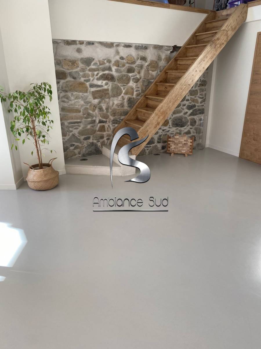 d&eacute;couvrez le prix du b&eacute;ton cir&eacute; au m2 : facteurs qui influencent le co&ucirc;t, fourchettes de prix actuelles et conseils pour bien estimer votre budget de travaux.