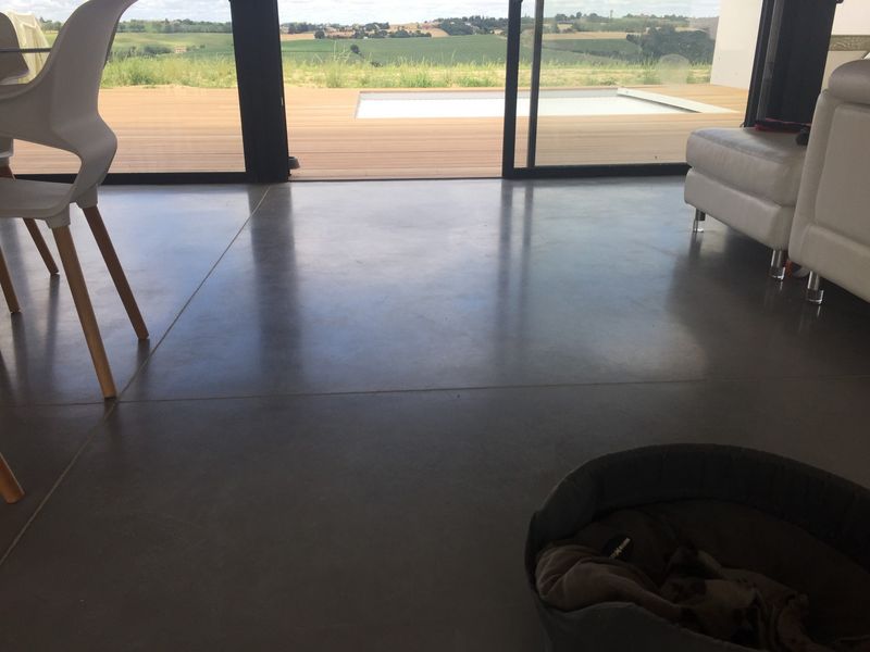 d&eacute;couvrez le prix moyen du b&eacute;ton cir&eacute; au m2, les facteurs qui influencent le co&ucirc;t, et des conseils pour estimer votre budget avant de r&eacute;aliser vos travaux.