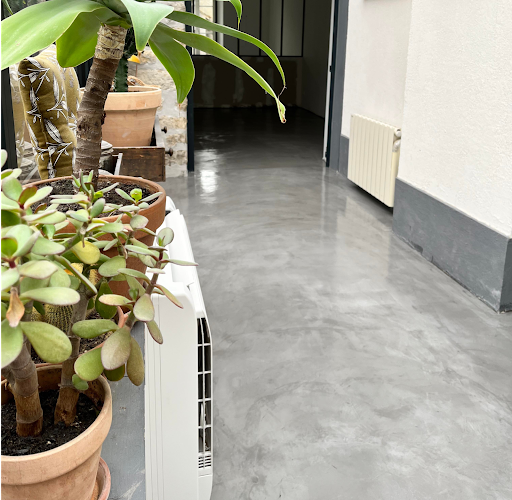 découvrez les prix du béton ciré à paris 75017. estimez le coût au m² pour vos sols, murs ou escaliers avec des professionnels qualifiés. devis rapide et gratuit.