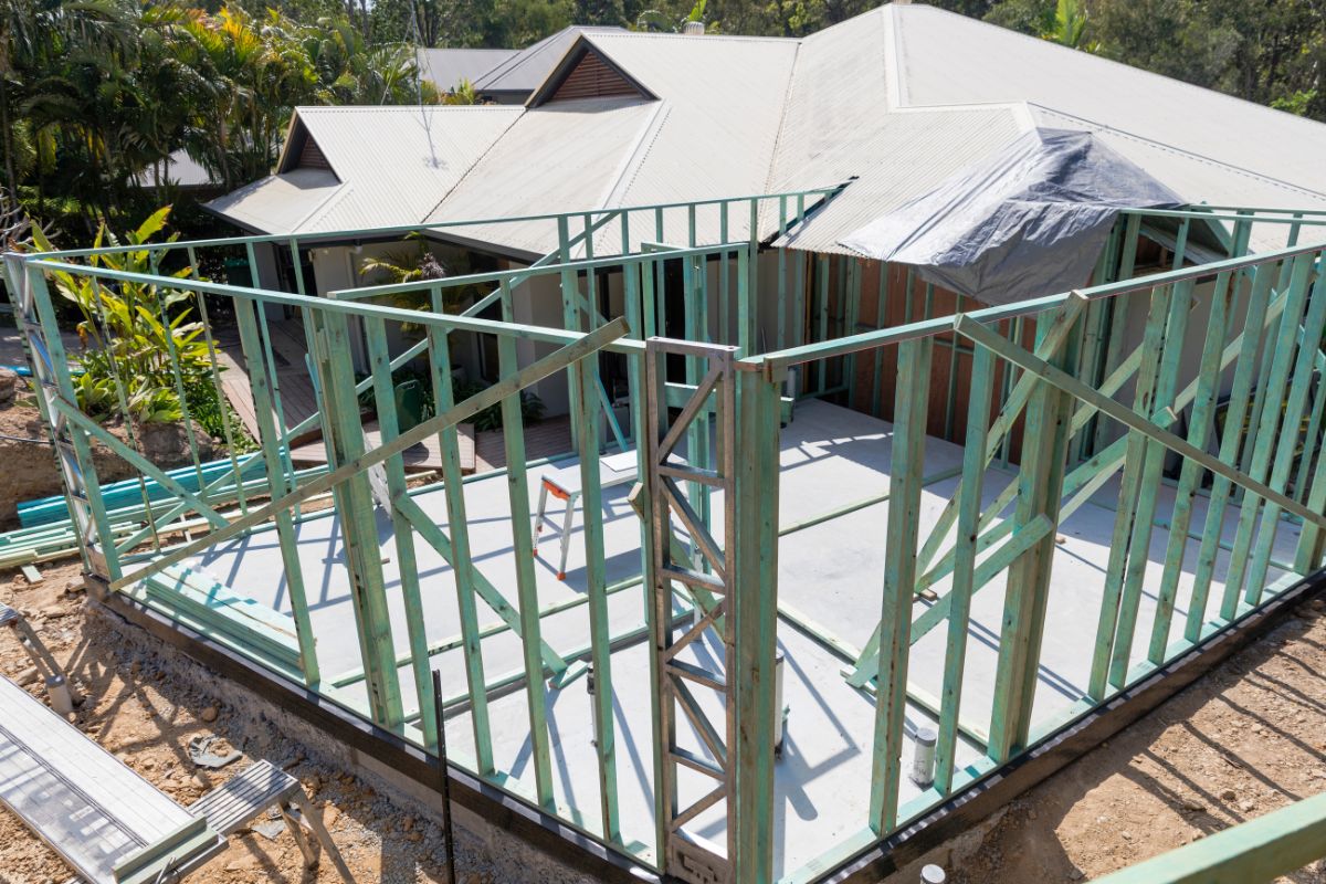 découvrez le prix d'une extension en bois de 20m2, les facteurs qui influencent le coût, et des conseils pour budgétiser votre projet de construction ou d'agrandissement de maison.