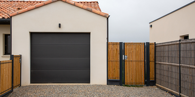 d&eacute;couvrez les diff&eacute;rents prix d&rsquo;un garage selon le type (garage pr&eacute;fabriqu&eacute;, en kit, en b&eacute;ton ou en bois), la taille et les options. comparez les co&ucirc;ts pour mieux planifier votre projet de construction de garage.