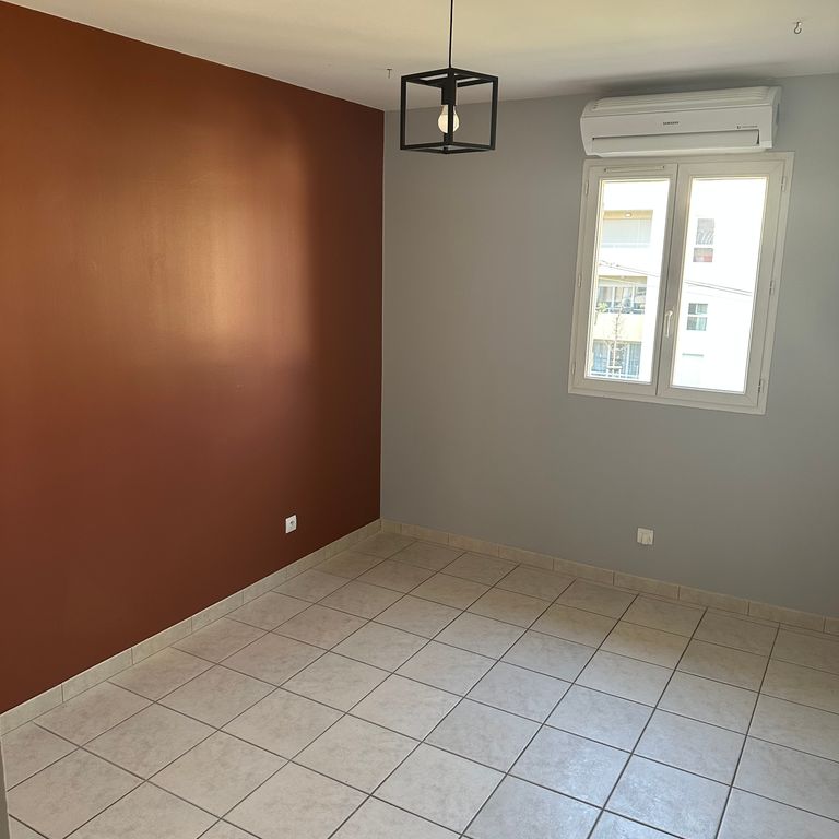 d&eacute;couvrez le prix au m2 pour vos travaux de peinture int&eacute;rieure ou ext&eacute;rieure : conseils, fourchettes de tarifs 2024, et astuces pour estimer votre budget de r&eacute;novation.