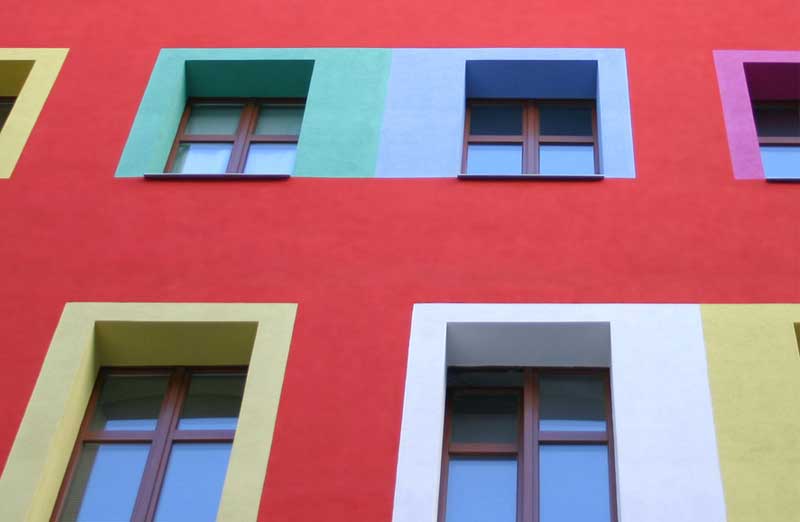 d&eacute;couvrez les facteurs influen&ccedil;ant le prix de la peinture de fa&ccedil;ade, les tarifs moyens au m&sup2;, et des conseils pour estimer le budget de vos travaux de r&eacute;novation ext&eacute;rieure.