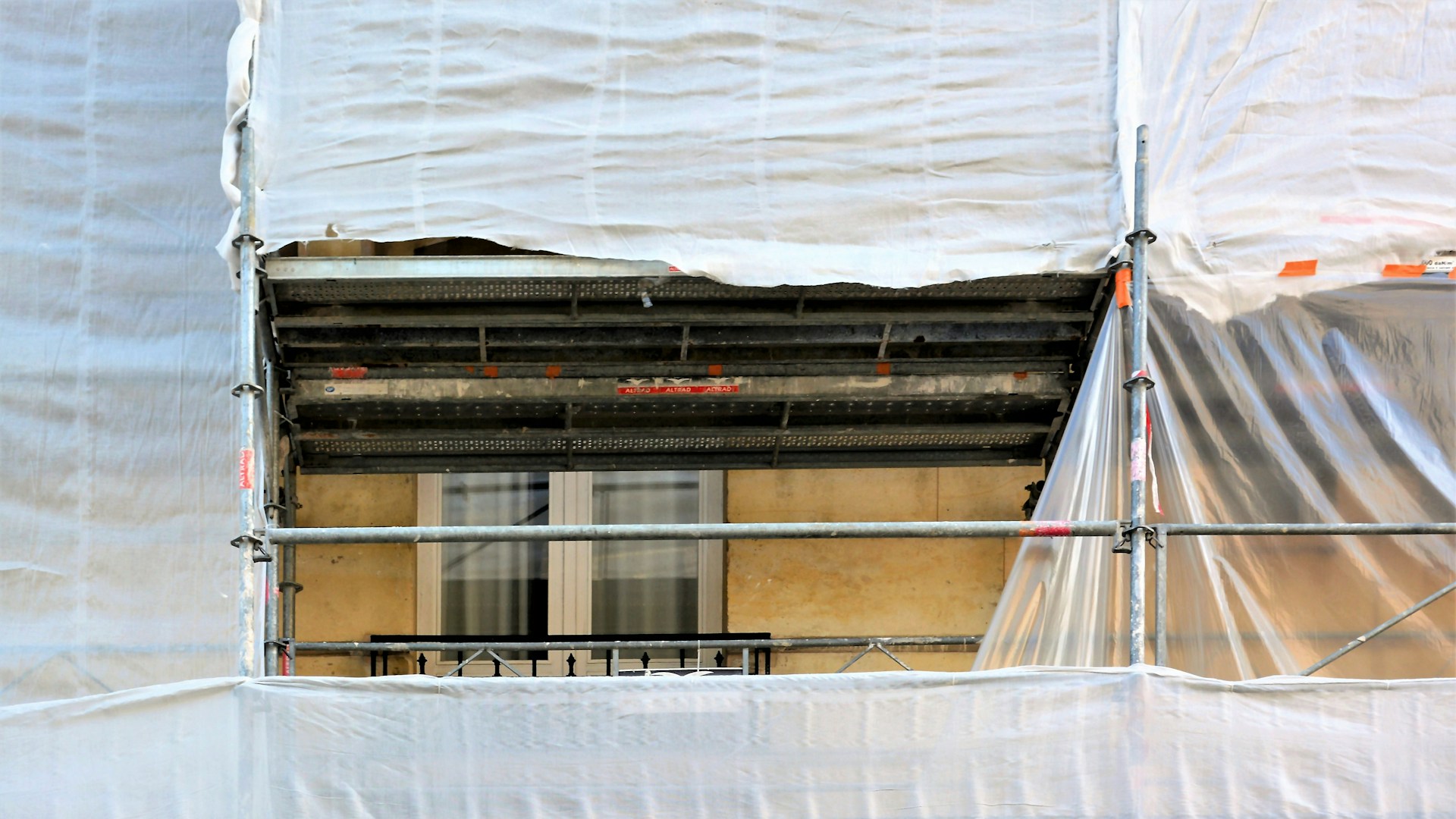 d&eacute;couvrez les prix du ravalement de fa&ccedil;ade en france : tarifs moyens, facteurs influen&ccedil;ant le co&ucirc;t, exemples de devis et conseils pour bien choisir votre professionnel.