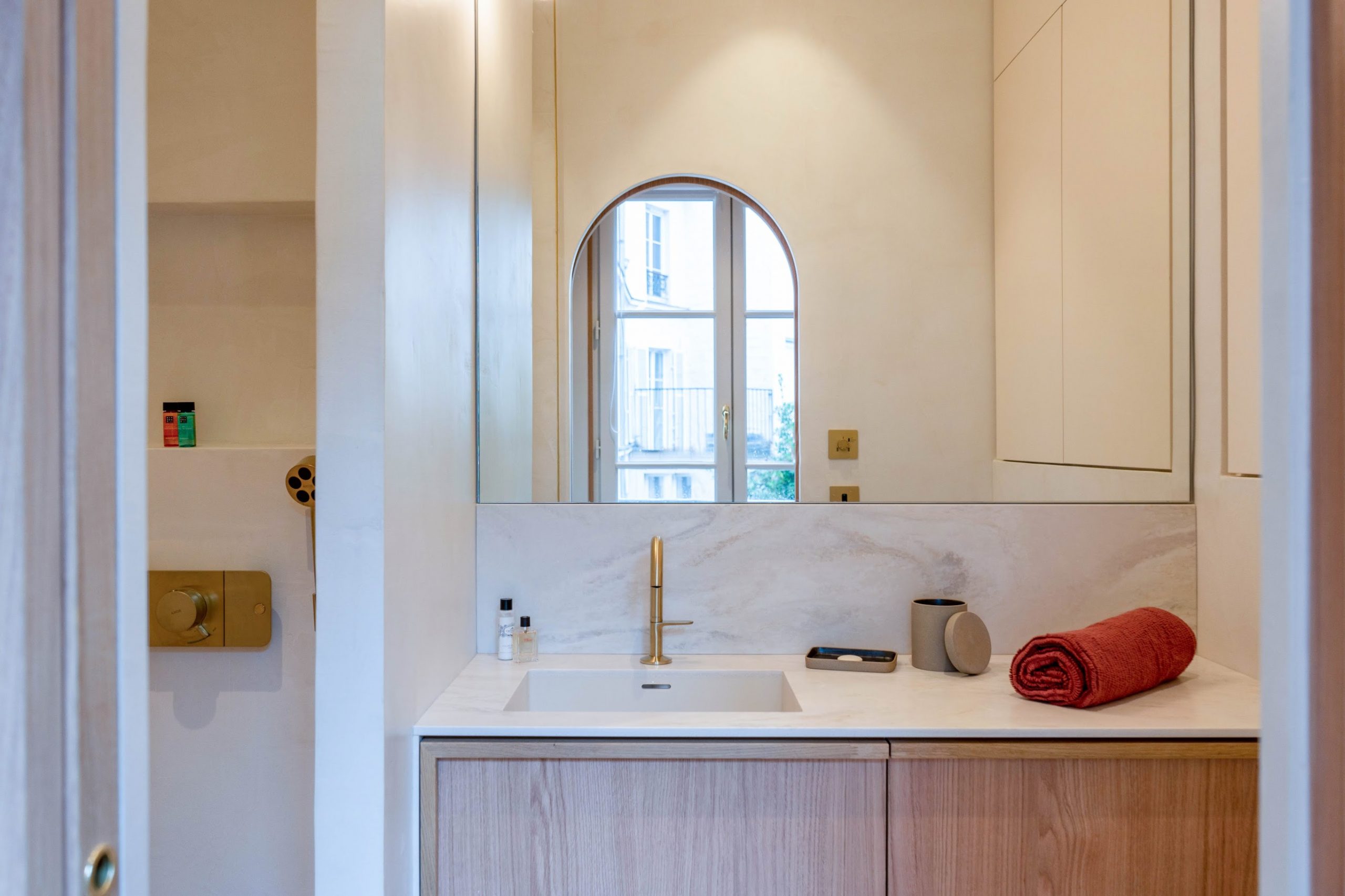 d&eacute;couvrez comment transformer votre studio &agrave; paris 17 avec une r&eacute;novation scandinave alliant luminosit&eacute;, fonctionnalit&eacute; et design &eacute;pur&eacute;. des id&eacute;es et conseils pour un espace &eacute;l&eacute;gant et moderne.