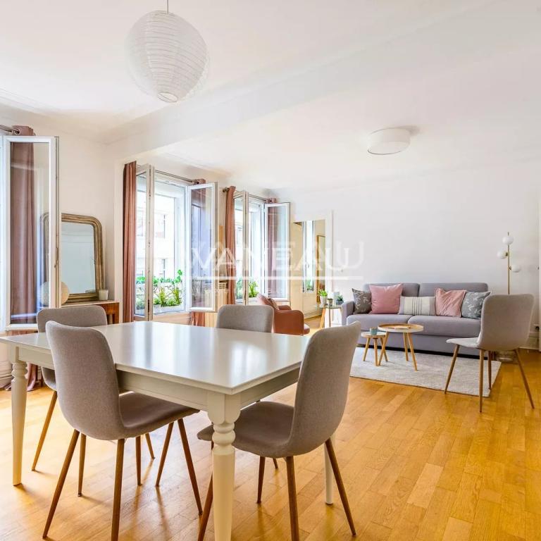 d&eacute;couvrez le charme du style haussmannien dans le 17e arrondissement de paris : architecture &eacute;l&eacute;gante, hauts plafonds, moulures raffin&eacute;es et appartements lumineux typiques du patrimoine parisien.