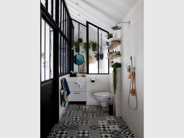 découvrez nos solutions sur-mesure pour aménager une salle de bain sous combles à paris 17 : astuces gain de place, design moderne et confort optimisé pour profiter pleinement de votre espace atypique.