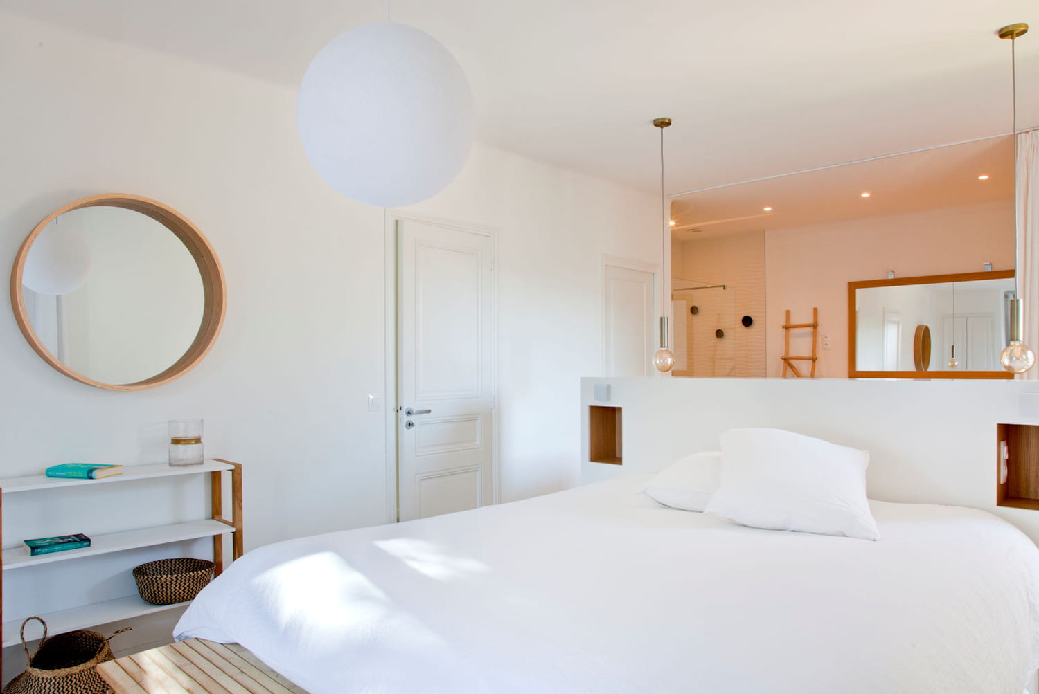 d&eacute;couvrez une suite parentale &eacute;l&eacute;gante &agrave; paris 17 : espace lumineux, d&eacute;coration raffin&eacute;e et confort haut de gamme pour un s&eacute;jour inoubliable dans l&rsquo;un des plus beaux quartiers parisiens.