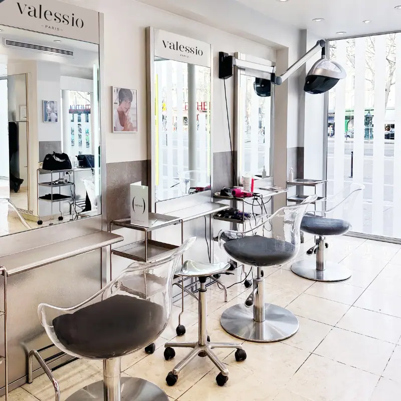 d&eacute;couvrez notre salon de coiffure sp&eacute;cialis&eacute; en coloration &agrave; paris 75017. expertise 2025, conseils personnalis&eacute;s et tendances actuelles pour sublimer votre couleur.